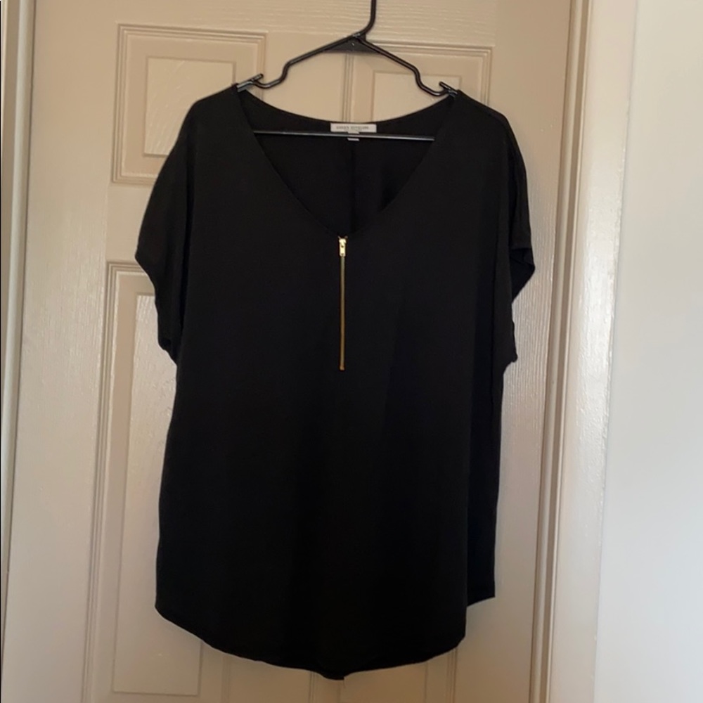 Black zippered V-neck tip